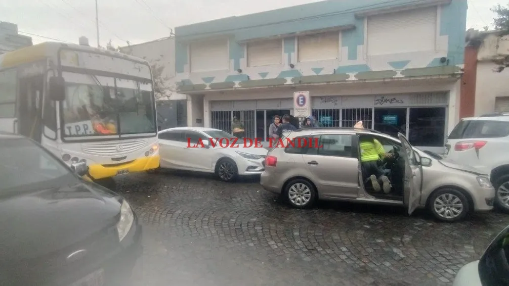 Congestión vehicular en la zona céntrica por un cuádruple choque
